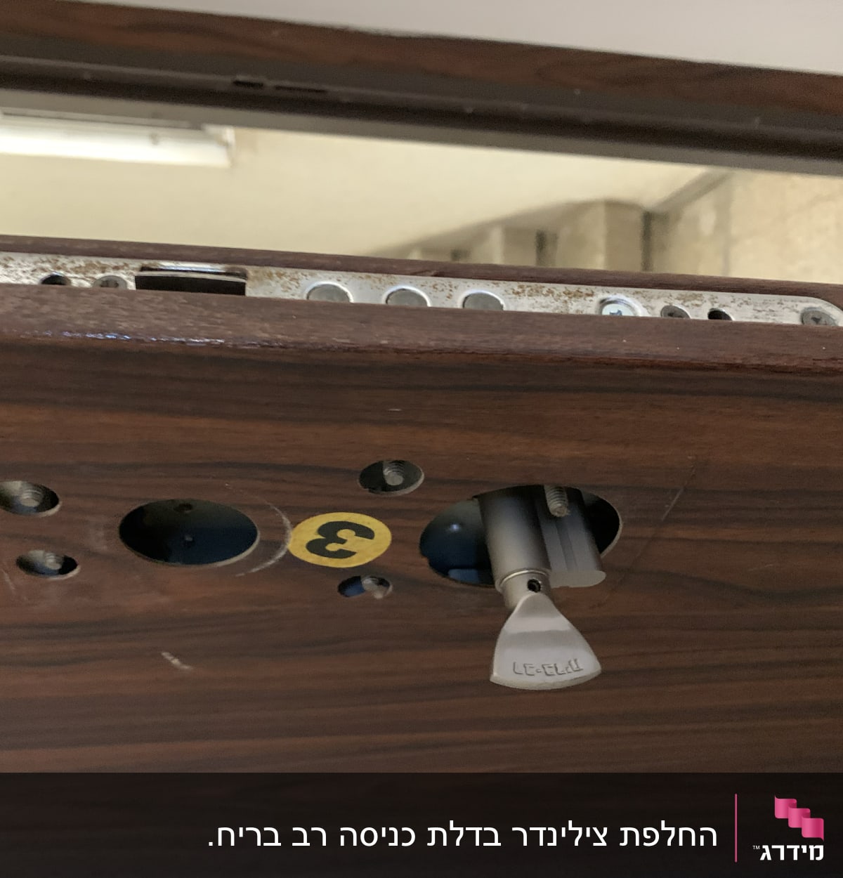 מנעול דלת עם חור מפתח וידית מתכת